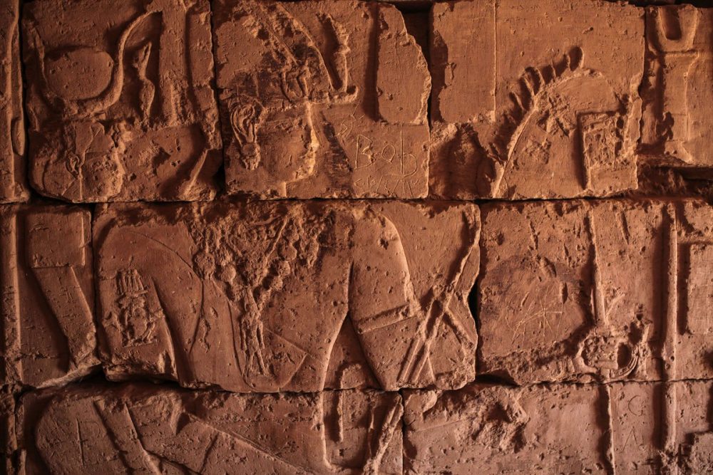 Иероглифы и фрески внутри одной из пирамид Мероэ. Предоставлено: Mosa'ab Elshamy / AP.