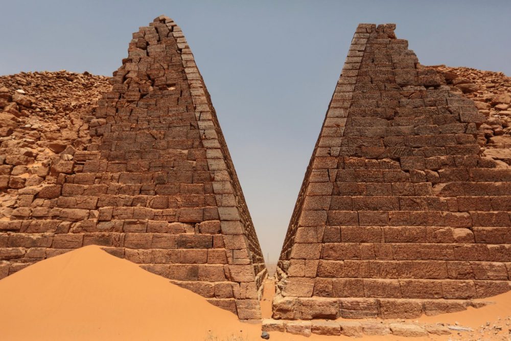 Как и большинство древних памятников, пирамиды Мероэ были построены с особой точностью. Предоставлено: Mosa'ab Elshamy / AP.