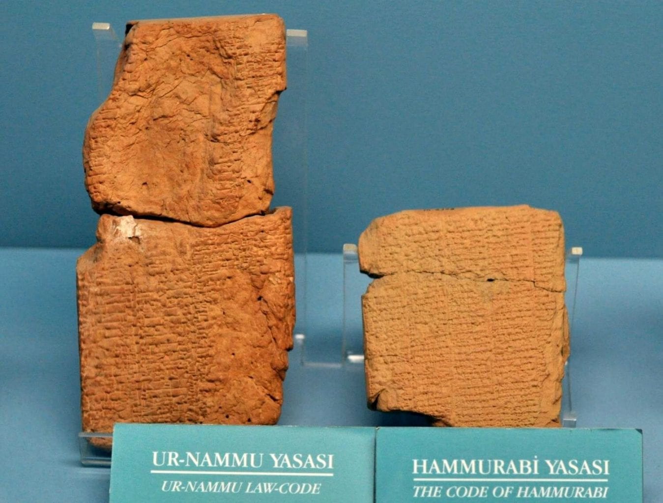 Кодекс законов Ур-Намму и Кодекс Хаммурапи. Предоставлено: TurkishArchaeoNews.