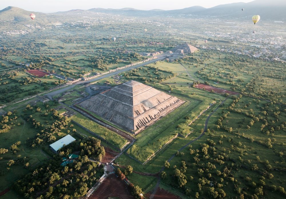 Вид с воздуха на комплекс пирамид в Теотиуакане. Shutterstock.