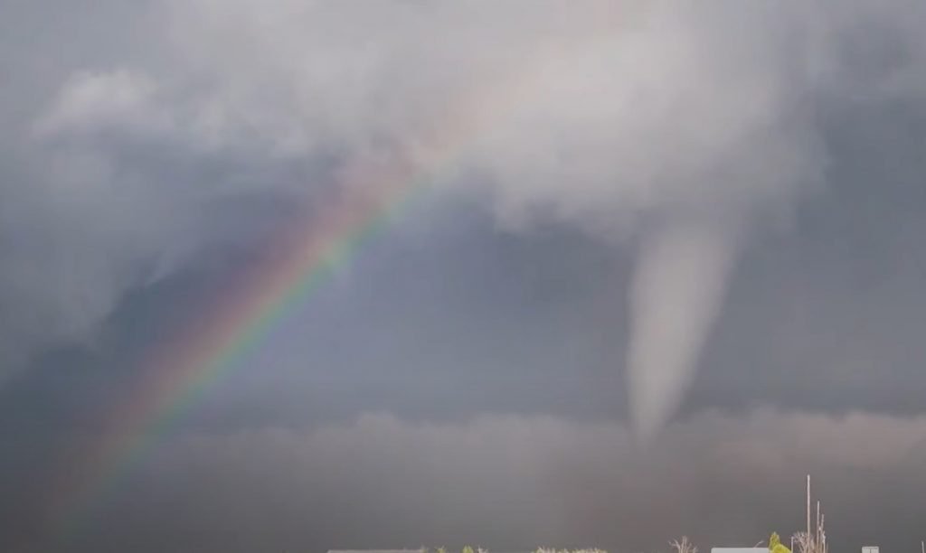 торнадо и радуга появляются в техасском шторме, торнадо с радугой, торнадо с радугой техасское видео, 