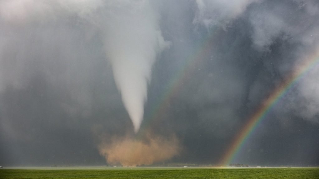 торнадо и двойная радуга, торнадо и двойная радуга техас, торнадо и двойная радуга видео, торнадо и двойная радуга в Верноне, штат Техас, 23 апреля 2021 г.