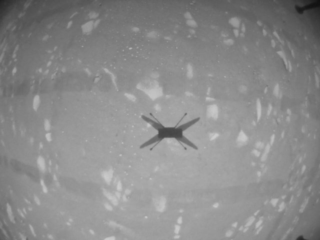 Черно-белое изображение поверхности вчерашнего третьего полета Ingenuity. Мы видели идентичные изображения с каждого предыдущего полета. Предоставлено: НАСА / Лаборатория реактивного движения - Калтех.