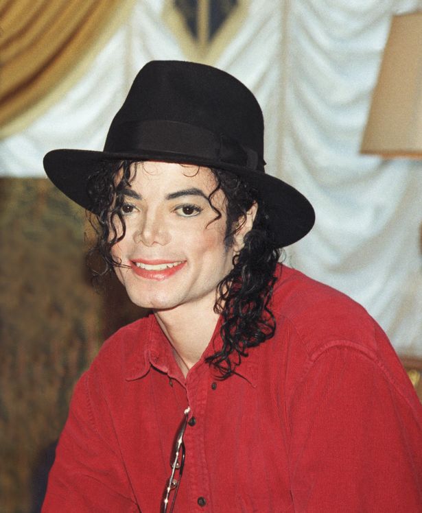 Майкл Джексон позирует на пресс-конференции перед датой своего мирового турне HIStory в 1996 году.