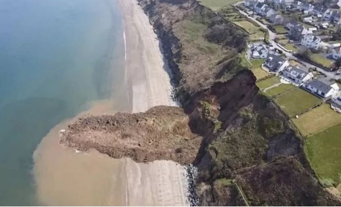 Огромный участок берега обрушился в Северном Уэльсе