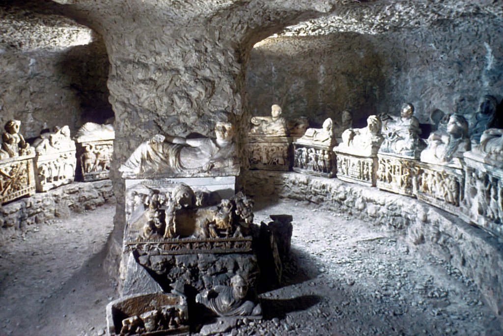 Гробница Ингирами - впечатляющее этрусское захоронение с 53 алебастровыми урнами в древнем городе Вольтерра, Италия