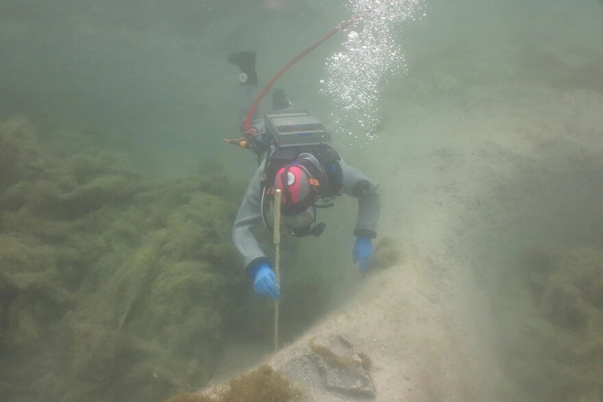 Подводный археолог исследует место недавно найденного древнего поселения на озере Люцерн. Предоставлено: Unterwasserarchäologie UWAD Цюрих / кантон Люцерн.
