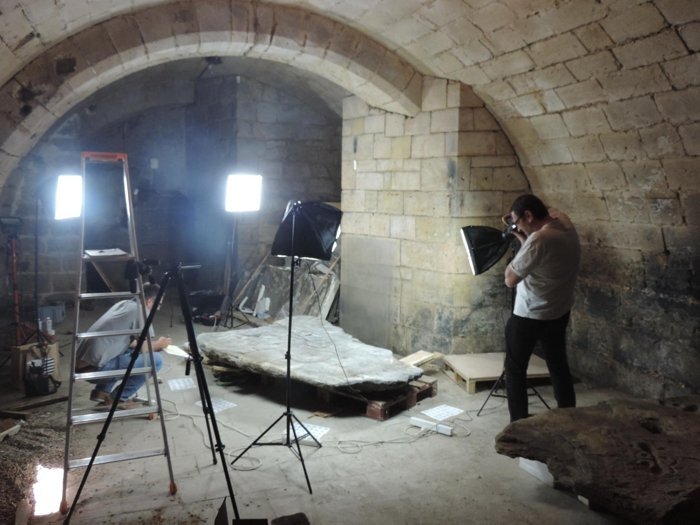 Каменная плита была заново открыта в подвале замка. Предоставлено: П. Стефан, Клеман Николя, Иван Пайлер.
