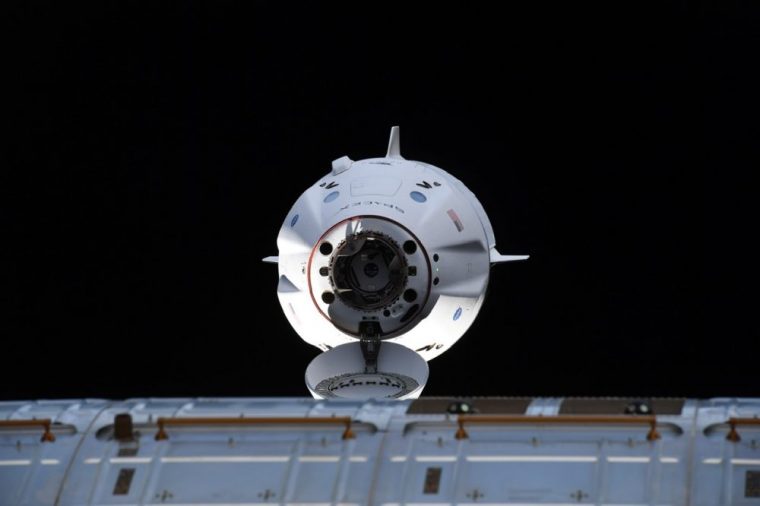 Космический корабль SpaceX отправленный к МКС сообщает о встрече с неопознанным объектом в космосе
