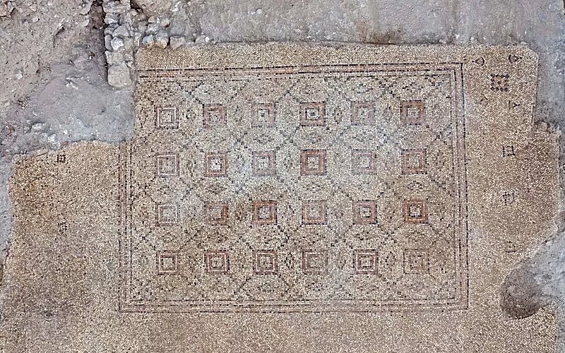  Мозаика возрастом 1600 лет на выставке в Явне 26 апреля 2021 года. Изображение предоставлено: Ассаф Перец, Израильское управление древностей.
