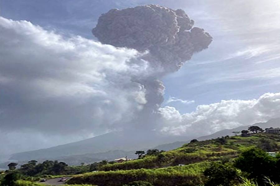 Извержение вулкана Ла Суфриер 9 апреля 2021 года в фото и видео, фото извержение вулкана Суфьер апрель 2021 года
