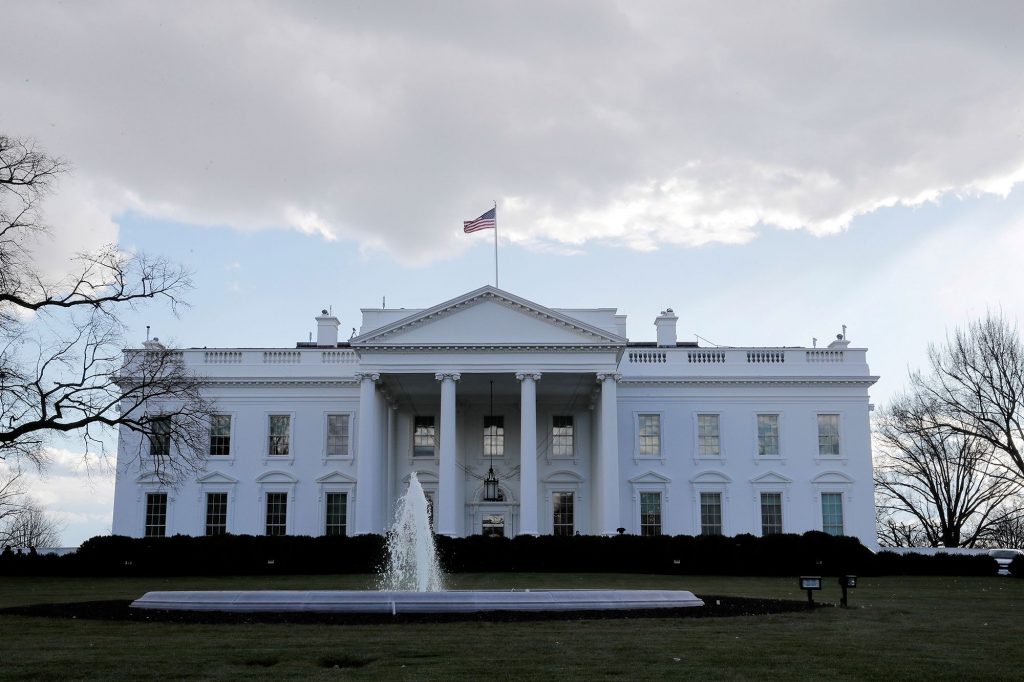 США расследуют возможную загадочную направленную энергетическую атаку возле Белого дома
