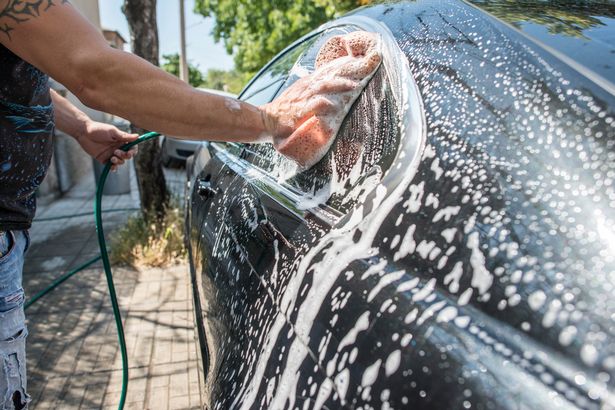 По швейцарскому законодательству вы не можете мыть машину по воскресеньям.