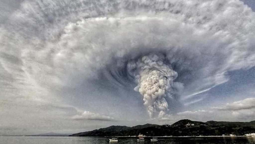 Извержение вулкана Таал, извержение вулкана Таал в 2021 году, извержение вулкана Таал в апреле 2021 года, видео извержения вулкана Таал в апреле 2021 года, фото извержения вулкана Таал в апреле 2021 года