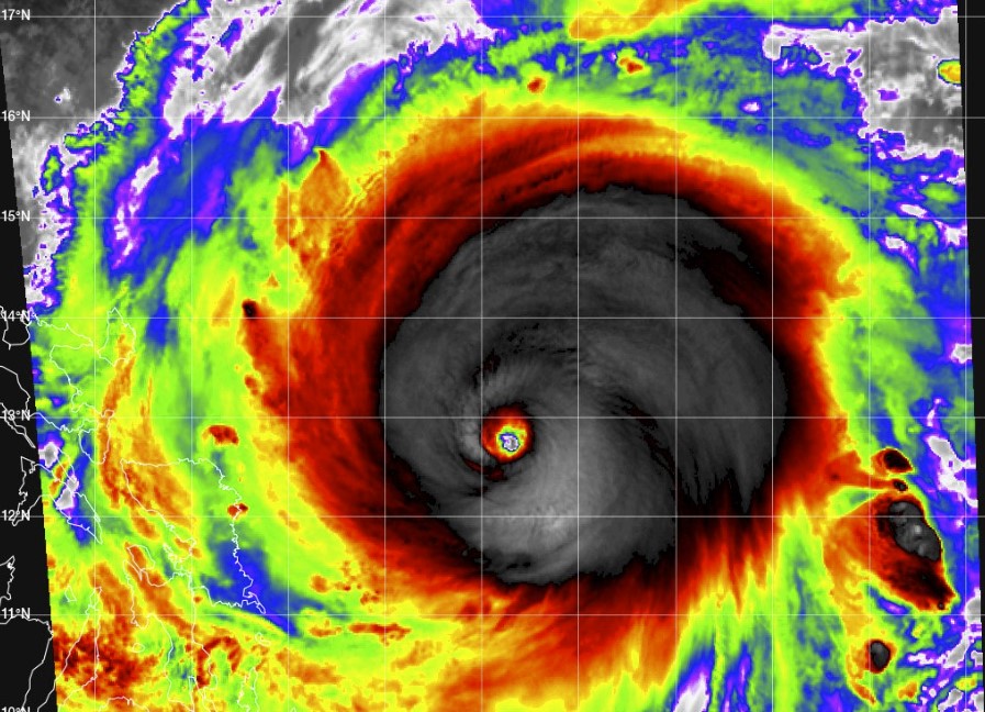 Суригае сейчас является самым сильным тайфуном за всю историю наблюдений в апреле по мере приближения к Филиппинам - продолжительный ветер со скоростью 180 миль в час.