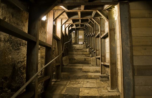 Израильская группа требует привлечь к ответственности церковь за строительство незаконного туннеля в Иерусалиме.