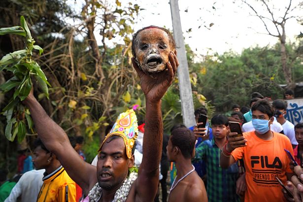 Человеческие черепа выставляют напоказ по городу в Западной Бенгалии, пока местные жители фотографируют