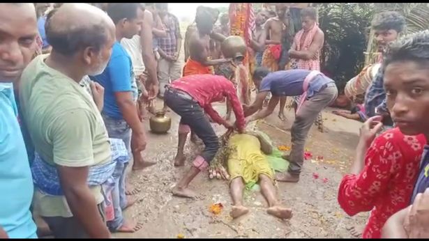 Жители деревни пытаются оживить мертвого человека