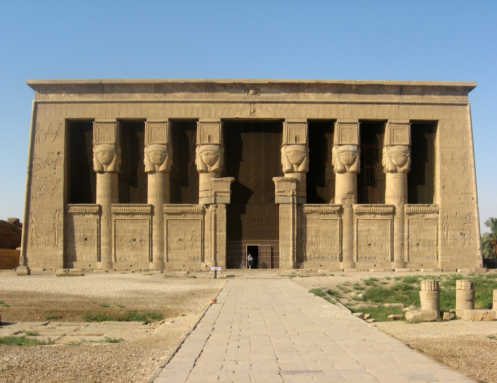 Эта изумительная древнеегипетская мегаструктура - Храм Хатхор. Предоставлено: Wikimedia Commons.