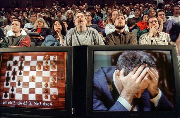 Потрясенные зрители смотрят в прямом эфире телеканалов момент поражения Каспарова