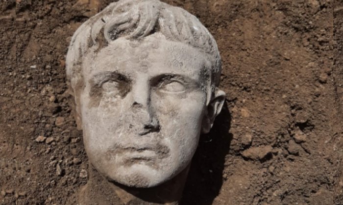 Мраморная голова Августа, найденная в Изернии.