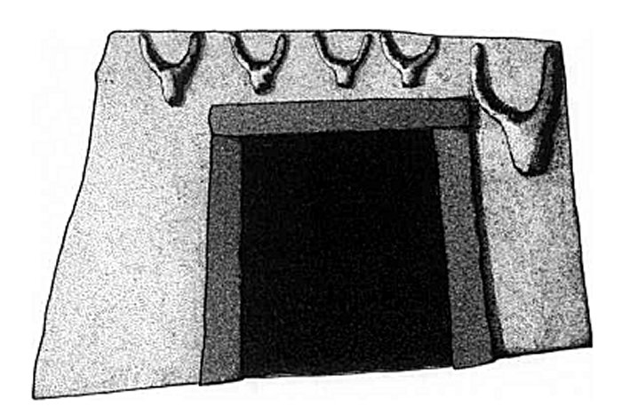 Так называемая букрания (череп быка), вырезанная в виде рельефа, размещенная над входом в подземную гробницу, относящаяся к культуре Озиери в Сардиании (4000 г. до н.э. - Альгеро, Сассари, Сардиния)