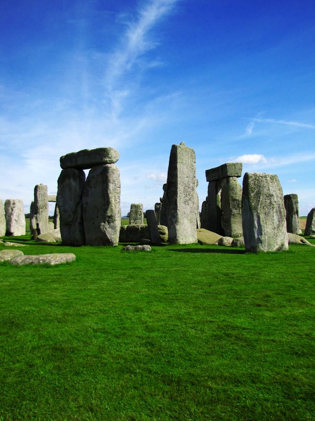 Существует множество теорий, почему древний каменный круг в Уилтшире существует.