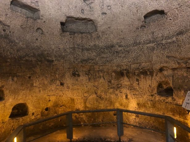 Пещера Ройстон покрыта изображениями мифических существ и христианских мучеников.