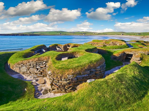 Остатки неолитической деревни на Оркнейских островах датируются 3180 годом до нашей эры.
