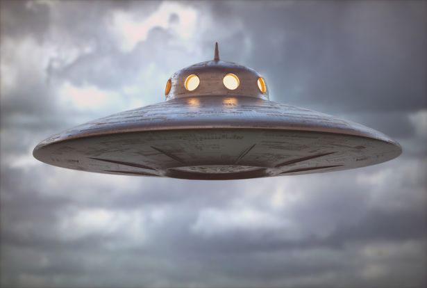 Лейтенант Райан Грейвс сказал, что НЛО могут быть "угроза безопасности"