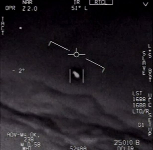 В видеоролике показано видео, снятое летчиками ВМФ, демонстрирующее взаимодействие с "неопознанные воздушные явления"