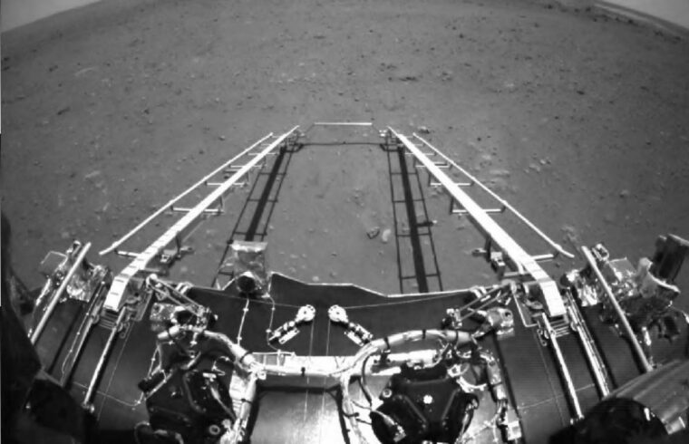 Китай приземляется на Марс - вот первые изображения поверхности