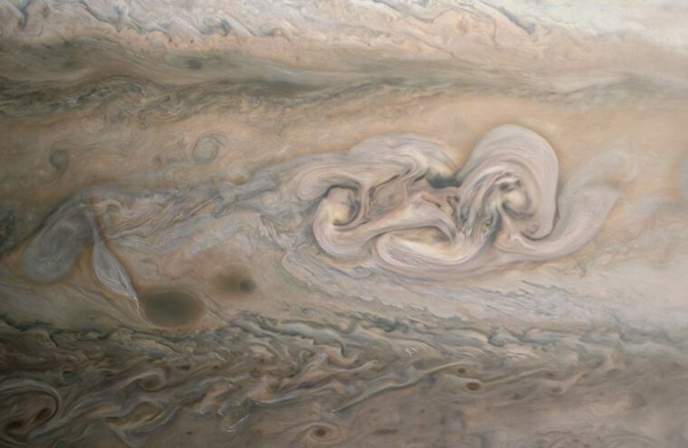 Космический корабль НАСА передал свежие снимки мощной бури на Юпитере