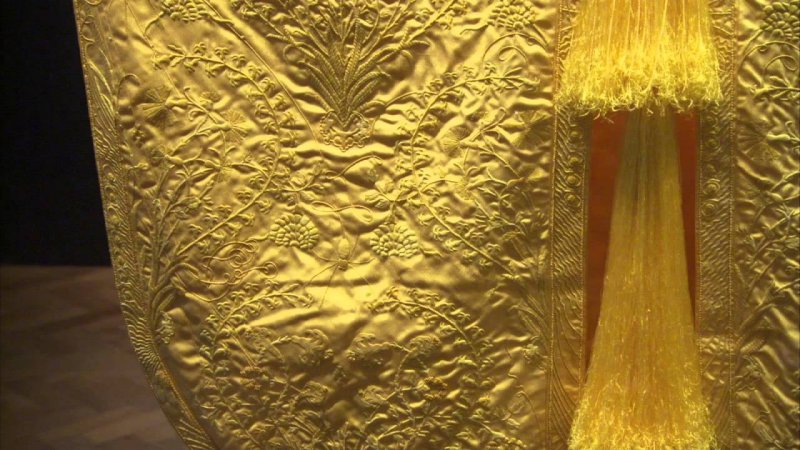  Великолепная золотая шелковая ткань, сделанная 1 миллионом пауков, - одна из самых редких шелковых тканей в мире
