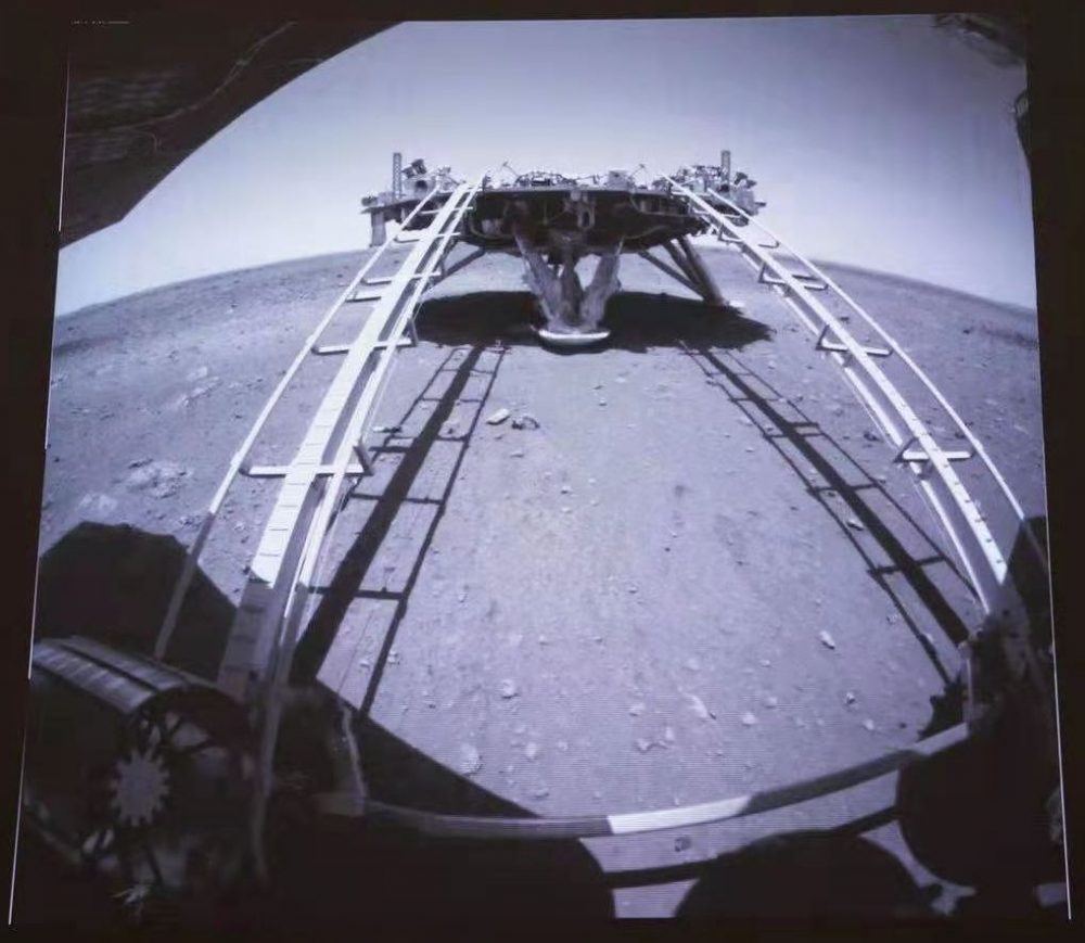 Еще один снимок, сделанный марсоходом Чжуронг во время спуска. Кредит: CNSA / PEC.