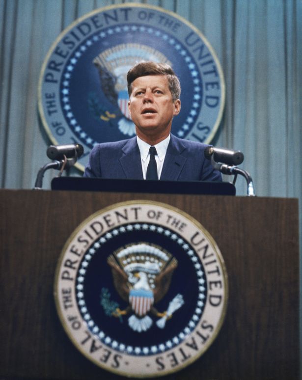 По словам Ричарда Долана, Кеннеди начал задавать сложные вопросы об НЛО.