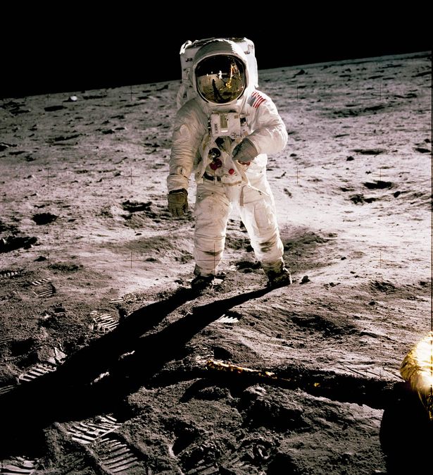 На этой фотографии, полученной из НАСА и сделанной Нилом Армстронгом (отражено на шлеме), изображен Эдвин. "Гул" Олдрин идет по Луне 20 июля 1969 года. - Когда ракета Сатурн V, построенная Вернером фон Брауном, была запущена с капсулой Аполлон-11 на ее вершине 16 июля 1969 года, один миллион человек собрались, чтобы посмотреть на это зрелище на пляжах Флориды неподалеку. Мыс Канаверал. Но многие сомневались, что на этот раз им удастся приземлиться. (Фото Нила АРМСТРОНГА / НАСА / AFP) / ** ИСПОЛЬЗОВАНИЕ В РЕДАКЦИИ ОГРАНИЧЕНО - ОБЯЗАТЕЛЬНЫЙ КРЕДИТ "AFP ФОТО / НАСА" - НЕТ МАРКЕТИНГА - НЕТ РЕКЛАМНЫХ КАМПАНИЙ - РАСПРОСТРАНЯЕТСЯ КАК УСЛУГА ДЛЯ КЛИЕНТОВ ** ДЛЯ ИСПОЛЬЗОВАНИЯ AFP STORY Ивана Куронна, "На Луну и обратно: гигантский скачок человечества 50 лет спустя"НИЛ АРМСТРОНГ / AFP / Getty Images