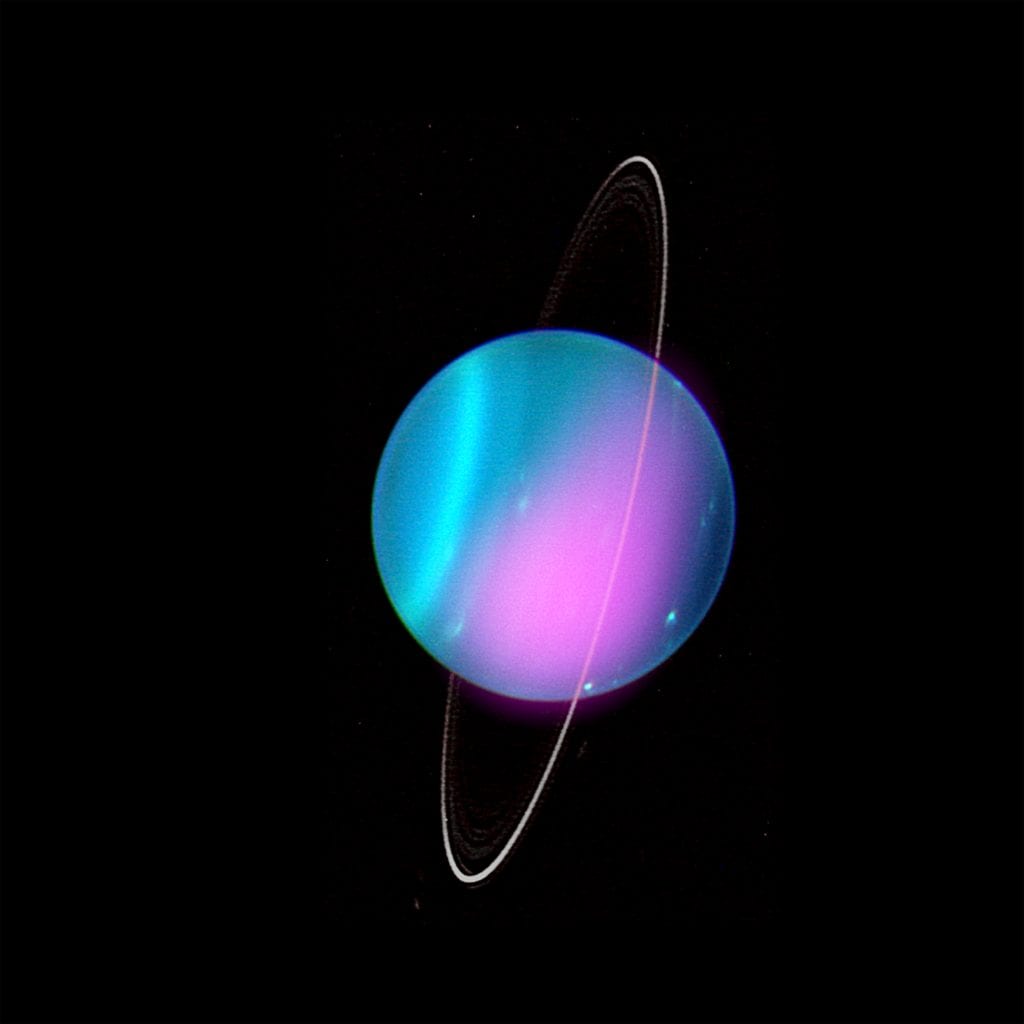 Ранее в этом году астрономы, использующие рентгеновскую обсерваторию Чандра, показали это изображение Урана после того, как они впервые обнаружили рентгеновские лучи. Изображение выше включает рентгеновское изображение, полученное Чандрой (розовым цветом) поверх оптического изображения, полученного телескопом Keck-I. Предоставлено: Рентгеновский снимок: НАСА / CXO / Университетский колледж Лондона / W. Dunn et al; Оптика: обсерватория Кека