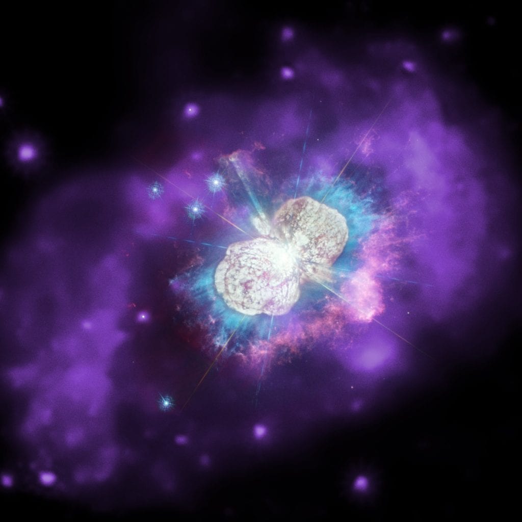 Звездная система Эта Киля в Млечном Пути, возможно, содержит следующую звезду в нашей галактике, которая взорвется сверхновой. Это составное изображение с оптическими и ультрафиолетовыми данными, полученными Хабблом, и рентгеновскими лучами, полученными от Чандры. Авторы и права: Рентгеновский снимок: НАСА / CXC; Ультрафиолетовый / оптический: НАСА / STScI; Комбинированное изображение: NASA / ESA / N. Смит (Университет Аризоны), Дж. Морс (Институт BoldlyGo) и А. Паган