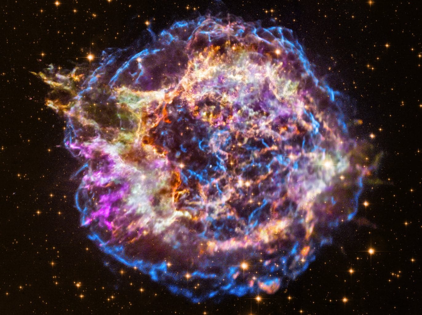 Остаток сверхновой Кассиопея А изучалась Чандрой на протяжении десятилетий и предоставила невероятные данные об этом объекте. Предоставлено: Рентгеновский снимок: NASA / CXC / RIKEN / T. Sato et al .; Оптический: NASA / STScI