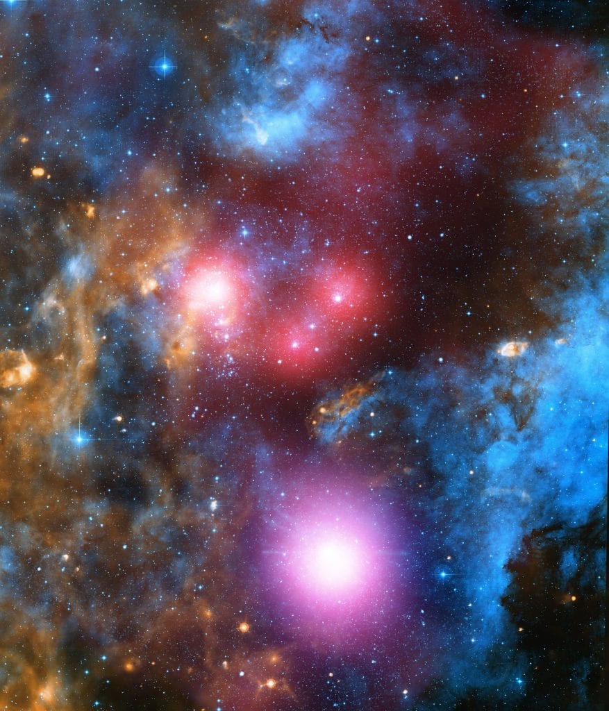 Составное изображение Cygnus OB2 с данными рентгеновского снимка Чандры (красный и синий). Предоставлено: рентгеновский снимок: NASA / CXC / SAO / J. Drake et al; H-alpha: Univ. Хартфордшир / INT / IPHAS; Инфракрасный: NASA / JPL-Caltech / Spitzer