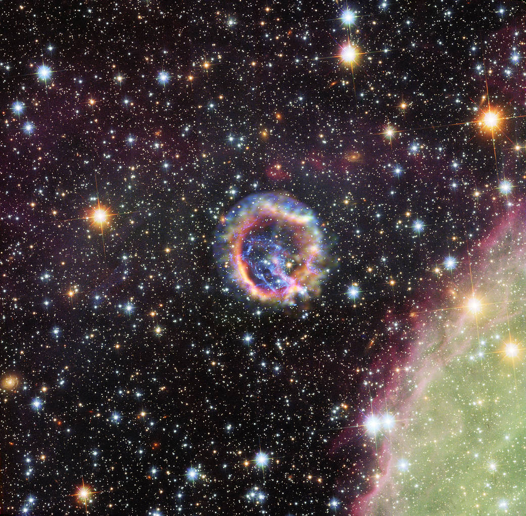 Остаток сверхновой звезды в Малом Магеллановом Облаке. Авторы и права: рентгеновский снимок (NASA / CXC / ESO / F.Vogt et al); Оптический (ESO / VLT / MUSE), оптический (NASA / STScI)