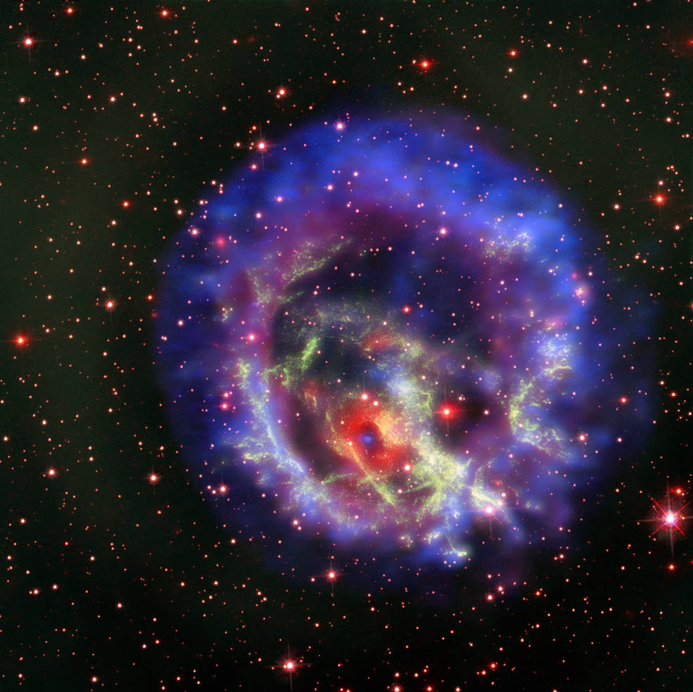 Составное изображение нейтронной звезды E0102, полученное по данным обсерватории Чандра и Очень Большого телескопа в Чили. Авторы и права: рентгеновский снимок (NASA / CXC / ESO / F.Vogt et al); Оптический (ESO / VLT / MUSE и NASA / STScI)