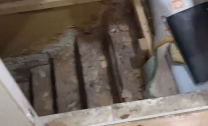 Девушка нашла на кухне тайную лестницу в жуткий подвал