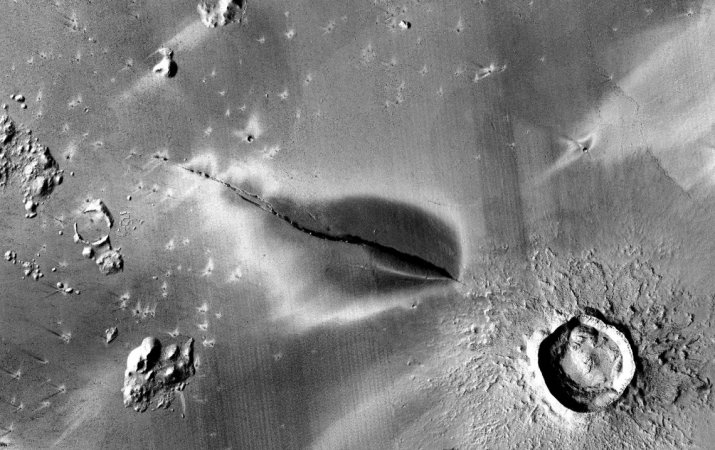 Недавние взрывные вулканические отложения вокруг трещины системы Cerberus Fossae.НАСА / Лаборатория реактивного движения / MSSS / Лаборатория Мюррея