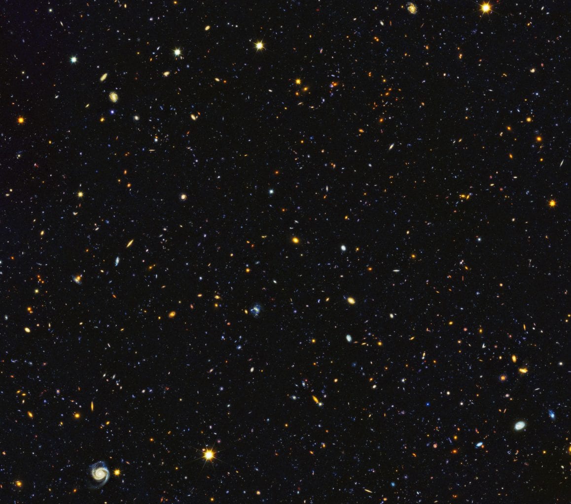 Изображение с космического телескопа Хаббла, содержащее почти 15 000 галактик. Если вы посмотрите внимательно, то увидите, что большинство из них - спиральные галактики. Авторы и права: НАСА, ЕКА, П. Оеш (Женевский университет) и М. Монтес (Университет Нового Южного Уэльса).