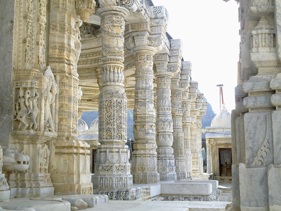 Колонны в храме Мирпур Джайн 