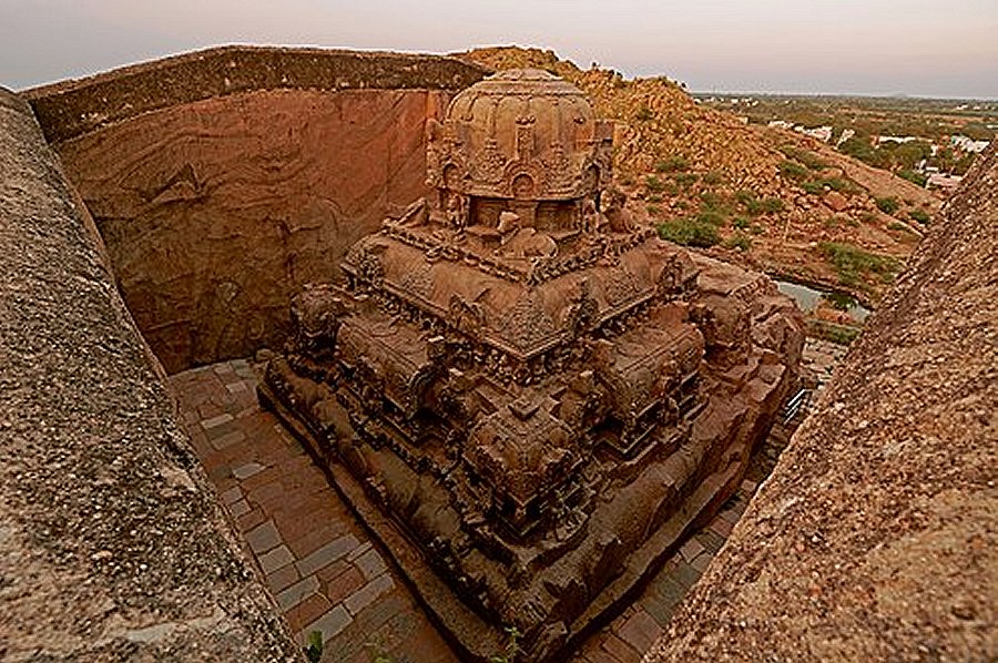 Храм Веттуван Койл, построенный в 8 веке. 