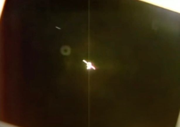 Грэм заметил удлиненный НЛО, пролетавший мимо камеры МКС и направляющийся к российскому космическому грузу.