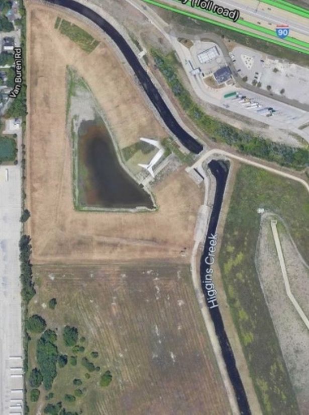Спутниковый снимок Google Maps показывает "самолет-призрак" пролетел над местом крушения известного американского самолета, в результате которого погибли 273 человека.